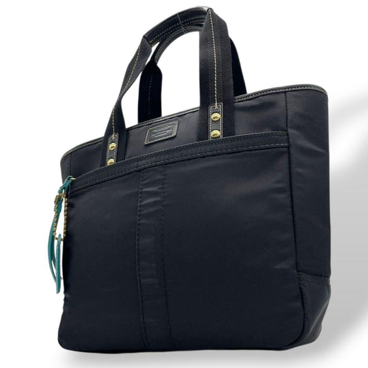 コーチ トートバッグ 黒 ナイロン ワンショルダー A4収納 u13 ハンドバッグ ロゴプレート レザー 本革 ブラック 自立可 肩掛け可 肩かけ可 ゴールド金具 チャーム付き COACH F10695