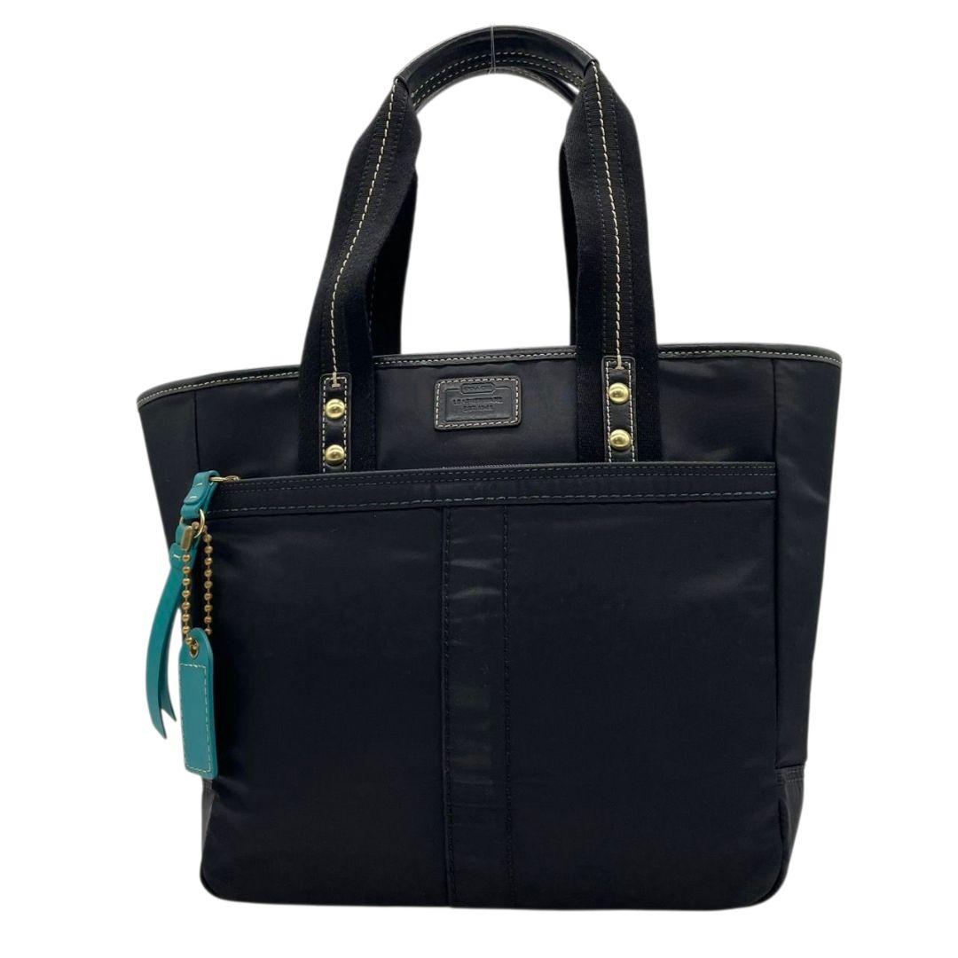 コーチ トートバッグ 黒 ナイロン ワンショルダー A4収納 u13 ハンドバッグ ロゴプレート レザー 本革 ブラック 自立可 肩掛け可 肩かけ可 ゴールド金具 チャーム付き COACH F10695