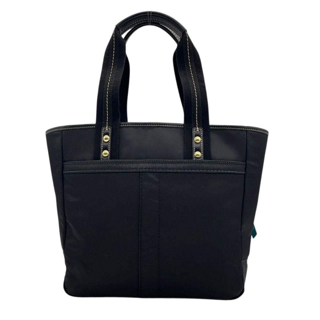 コーチ トートバッグ 黒 ナイロン ワンショルダー A4収納 u13 ハンドバッグ ロゴプレート レザー 本革 ブラック 自立可 肩掛け可 肩かけ可 ゴールド金具 チャーム付き COACH F10695