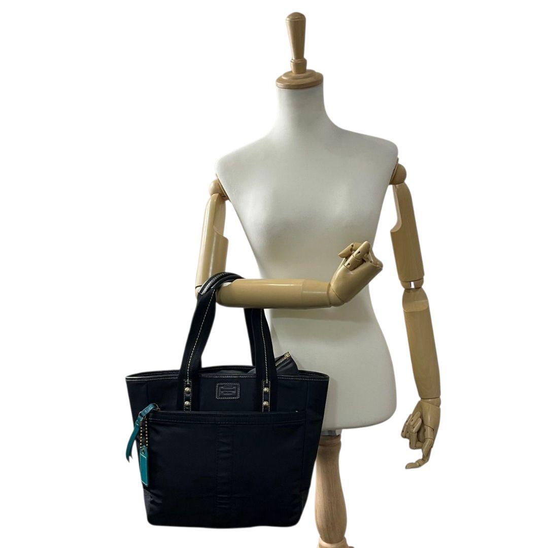 コーチ トートバッグ 黒 ナイロン ワンショルダー A4収納 u13 ハンドバッグ ロゴプレート レザー 本革 ブラック 自立可 肩掛け可 肩かけ可 ゴールド金具 チャーム付き COACH F10695