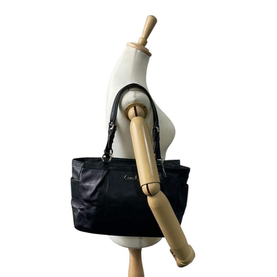 コーチ トートバッグ 黒 ロゴプレート ワンショル レザー s23 ハンドバッグ 肩掛け可 肩かけ可 自立可 ブラック シルバー金具 ロゴタグ チャーム付き F17721 COACH
