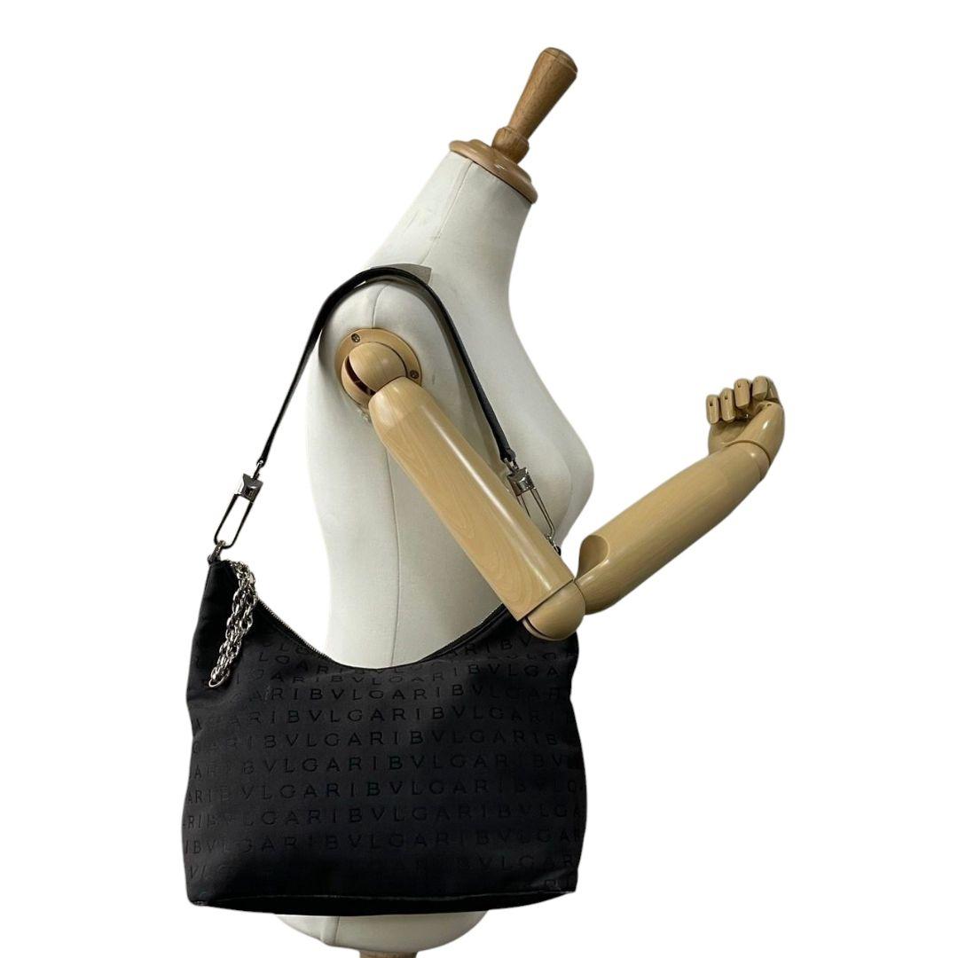 美品 ブルガリ ショルダーバッグ 黒 ブラック ロゴマニア キャンバス チェーン ワンショル 自立可 シルバー金具 本物保証 鑑定済 オシャレ BVLGARI s9