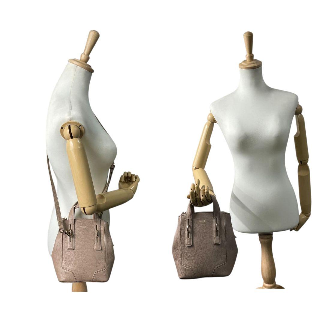 フルラ 2way レザー ハンドバッグ グレージュ ショルダーバッグ トートバッグ 斜め掛け可 ゴールド金具 ロゴプレート 本革