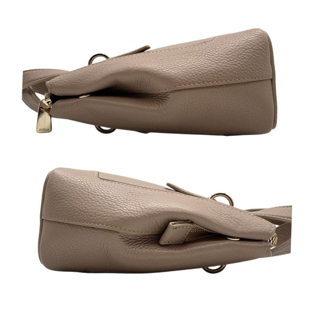 フルラ 2way レザー ハンドバッグ グレージュ ショルダーバッグ トートバッグ 斜め掛け可 ゴールド金具 ロゴプレート 本革