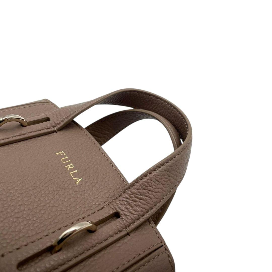 フルラ 2way レザー ハンドバッグ グレージュ ショルダーバッグ トートバッグ 斜め掛け可 ゴールド金具 ロゴプレート 本革