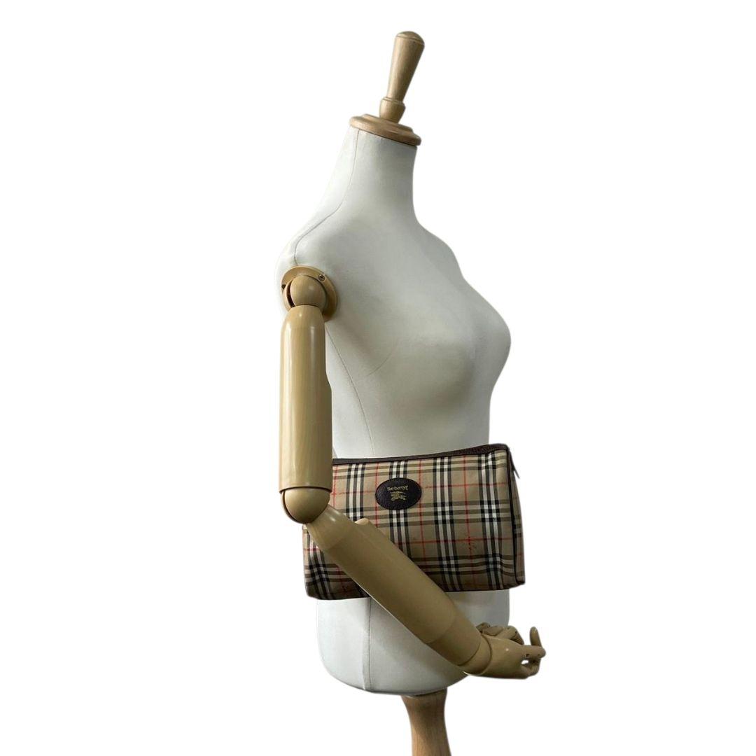 バーバリー Burberrys ポーチ ベージュ ノバチェック ホースロゴ セカンドバッグ クラッチバッグ キャンバス レザー 本革 ロゴプレート T1 レディース