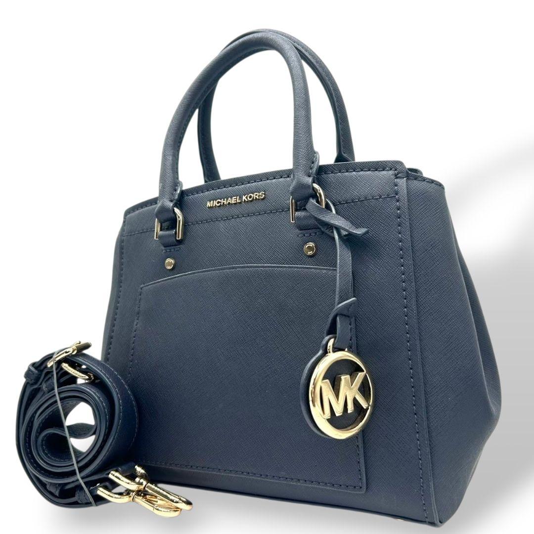 美品　マイケルコース　ハンドバッグ　紺　ロゴ　2way　斜め掛け可　s77　トートバッグ　ショルダーバッグ　自立可　サフィアーノ　PVC　レザー　ゴールド金具　ロゴプレート　チャーム付き　ネイビー　MICHAEL KORS