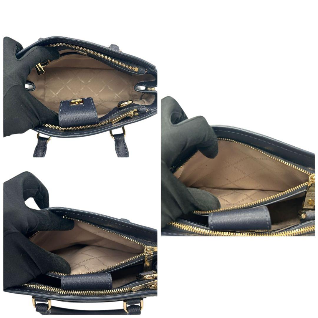 美品　マイケルコース　ハンドバッグ　紺　ロゴ　2way　斜め掛け可　s77　トートバッグ　ショルダーバッグ　自立可　サフィアーノ　PVC　レザー　ゴールド金具　ロゴプレート　チャーム付き　ネイビー　MICHAEL KORS