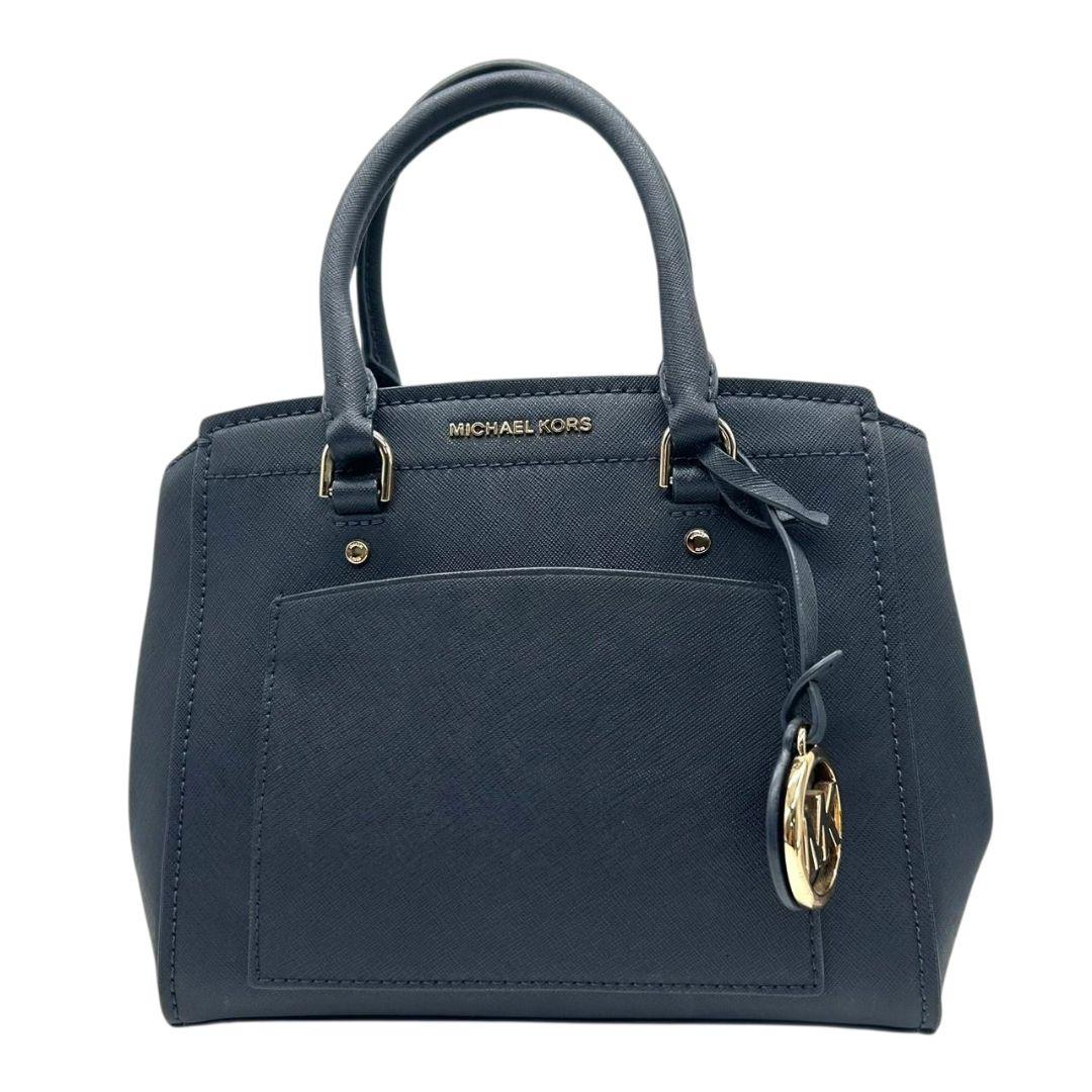 美品　マイケルコース　ハンドバッグ　紺　ロゴ　2way　斜め掛け可　s77　トートバッグ　ショルダーバッグ　自立可　サフィアーノ　PVC　レザー　ゴールド金具　ロゴプレート　チャーム付き　ネイビー　MICHAEL KORS