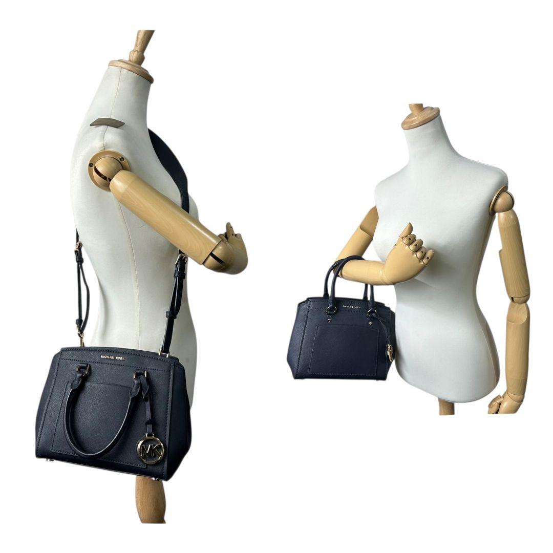 美品　マイケルコース　ハンドバッグ　紺　ロゴ　2way　斜め掛け可　s77　トートバッグ　ショルダーバッグ　自立可　サフィアーノ　PVC　レザー　ゴールド金具　ロゴプレート　チャーム付き　ネイビー　MICHAEL KORS