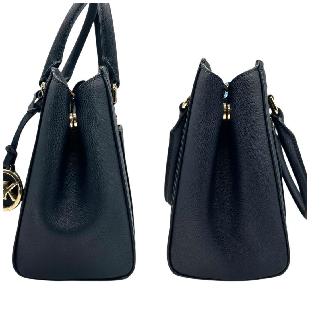 美品　マイケルコース　ハンドバッグ　紺　ロゴ　2way　斜め掛け可　s77　トートバッグ　ショルダーバッグ　自立可　サフィアーノ　PVC　レザー　ゴールド金具　ロゴプレート　チャーム付き　ネイビー　MICHAEL KORS