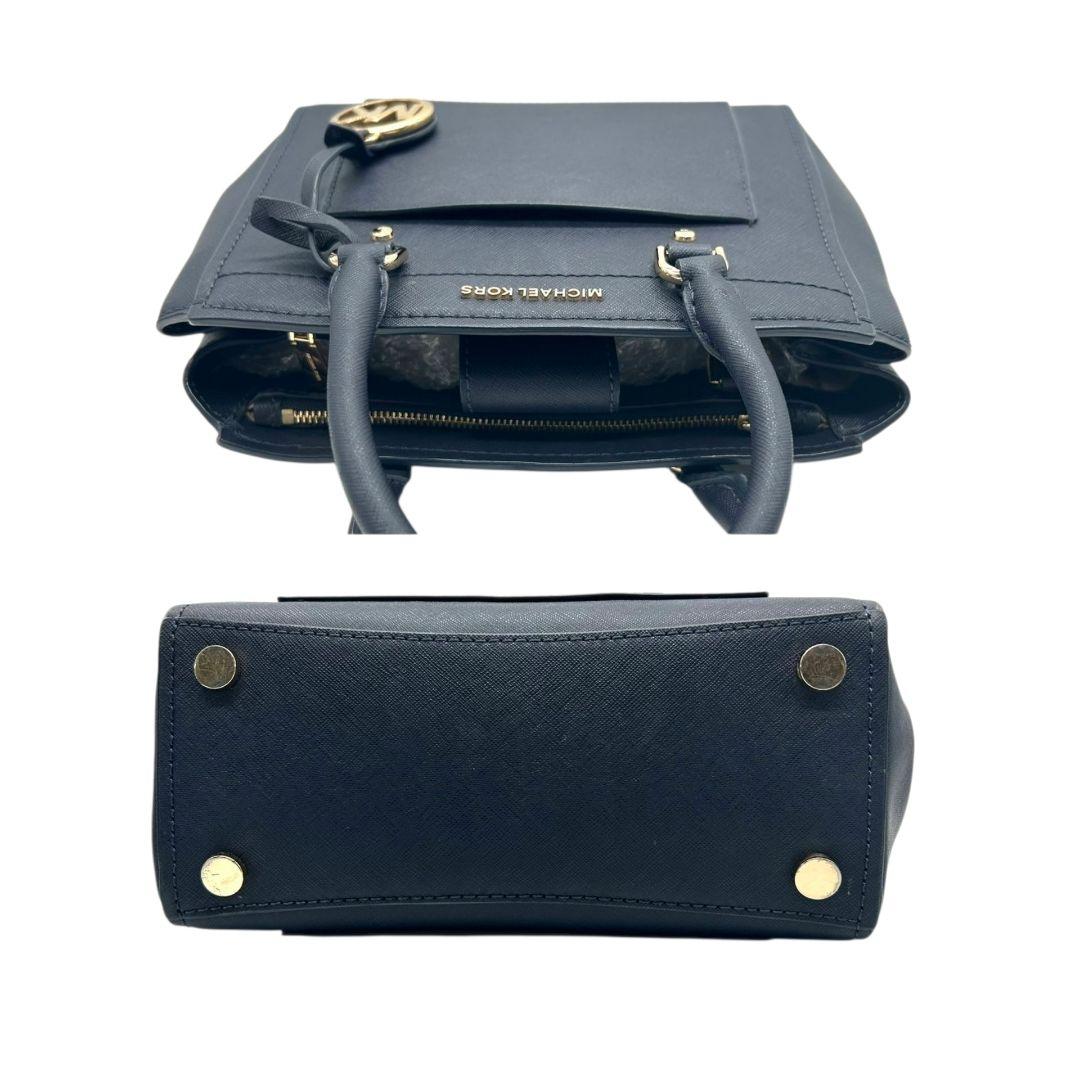 美品　マイケルコース　ハンドバッグ　紺　ロゴ　2way　斜め掛け可　s77　トートバッグ　ショルダーバッグ　自立可　サフィアーノ　PVC　レザー　ゴールド金具　ロゴプレート　チャーム付き　ネイビー　MICHAEL KORS