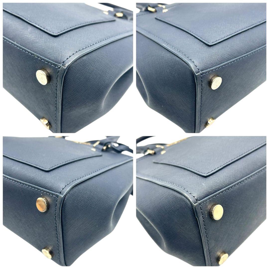 美品　マイケルコース　ハンドバッグ　紺　ロゴ　2way　斜め掛け可　s77　トートバッグ　ショルダーバッグ　自立可　サフィアーノ　PVC　レザー　ゴールド金具　ロゴプレート　チャーム付き　ネイビー　MICHAEL KORS