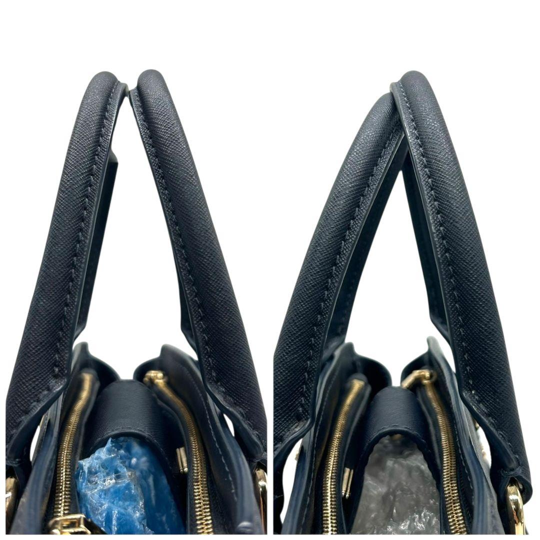 美品　マイケルコース　ハンドバッグ　紺　ロゴ　2way　斜め掛け可　s77　トートバッグ　ショルダーバッグ　自立可　サフィアーノ　PVC　レザー　ゴールド金具　ロゴプレート　チャーム付き　ネイビー　MICHAEL KORS