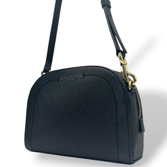 MARC JACOBS マークジェイコブス ショルダーバッグ ブラック 黒 サフィアーノ PVC 斜め掛け可 ゴールド金具 ロゴプレート ブランドロゴ E6 コンパクト 高級感