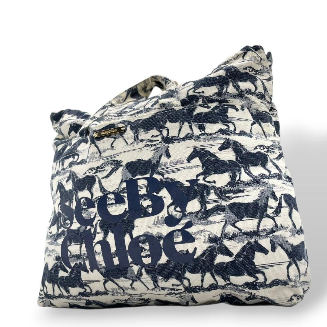 シーバイクロエ　トートバッグ　白　ホース柄　A4収納　デカロゴ　キャンバス　u5　ハンドバッグ　ホワイト　ネイビー　ゴールド金具　ロゴプレート　ロゴタグ　SeeByChloe　オシャレ　本物保証　鑑定済　スピード発送