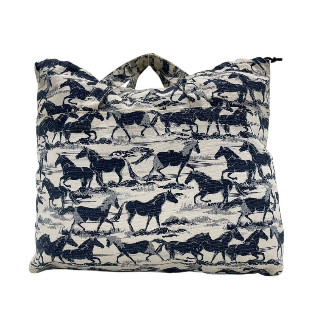 シーバイクロエ　トートバッグ　白　ホース柄　A4収納　デカロゴ　キャンバス　u5　ハンドバッグ　ホワイト　ネイビー　ゴールド金具　ロゴプレート　ロゴタグ　SeeByChloe　オシャレ　本物保証　鑑定済　スピード発送