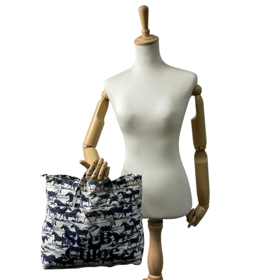 シーバイクロエ　トートバッグ　白　ホース柄　A4収納　デカロゴ　キャンバス　u5　ハンドバッグ　ホワイト　ネイビー　ゴールド金具　ロゴプレート　ロゴタグ　SeeByChloe　オシャレ　本物保証　鑑定済　スピード発送