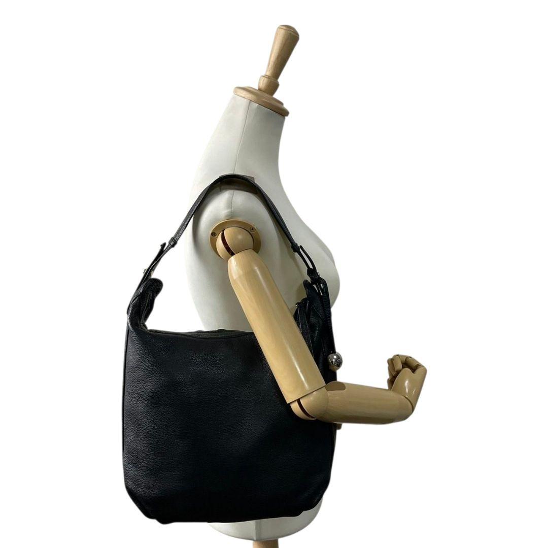 フルラ ハンドバッグ 黒 ホーボー ワンショルダー レザー 本革 トートバッグ 肩掛け可 肩かけ可 シルバー金具 ロゴプレート チャーム付き FURLA u11 ブラック 上品 高級感