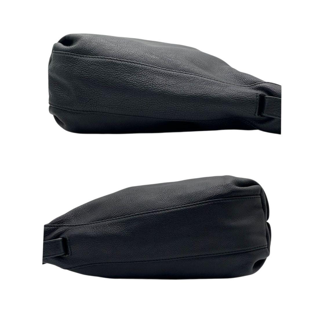 フルラ ハンドバッグ 黒 ホーボー ワンショルダー レザー 本革 トートバッグ 肩掛け可 肩かけ可 シルバー金具 ロゴプレート チャーム付き FURLA u11 ブラック 上品 高級感