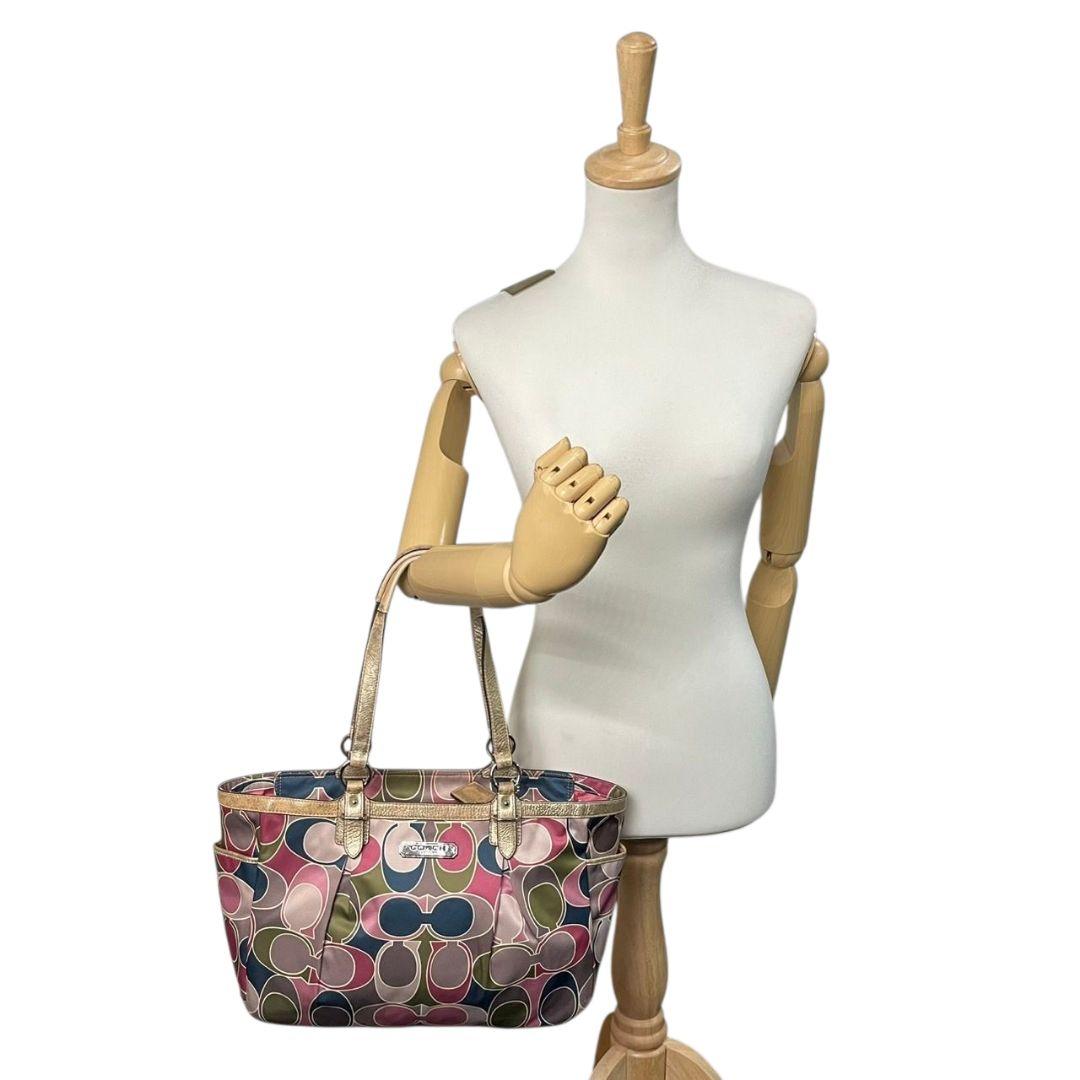 コーチ トートバッグ 総柄 シグネチャー ワンショルダー キャンバス s8 ハンドバッグ 肩掛け可 肩かけ可 レザー 本革 マルチカラー シルバー金具 ロゴプレート ロゴタグ COACH F19461