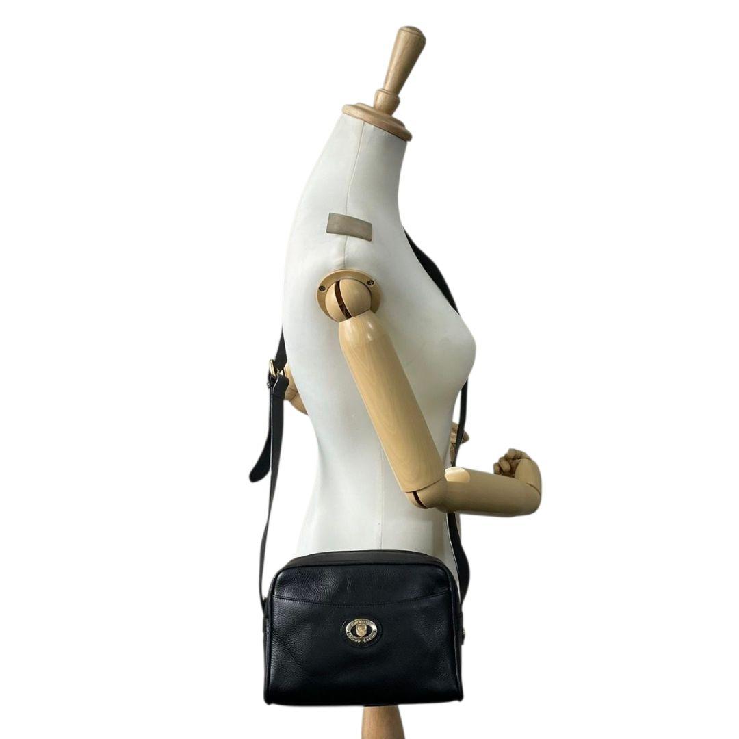 美品 BURBERRY バーバリー ショルダーバッグ ブラック レザー 本革 ロゴプレート 斜め掛け可 ゴールド金具 Burberrys s9