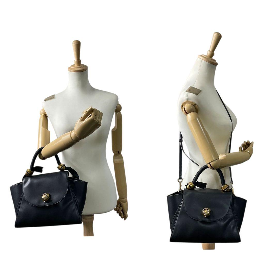 美品 チャールズアンドキース ハンドバッグ 黒 フラップ 2way 斜め掛け可 T4 ショルダーバッグ トートバッグ CHARLES & KEITH レザー 本革 ロゴ ゴールド金具 自立可 ブラック