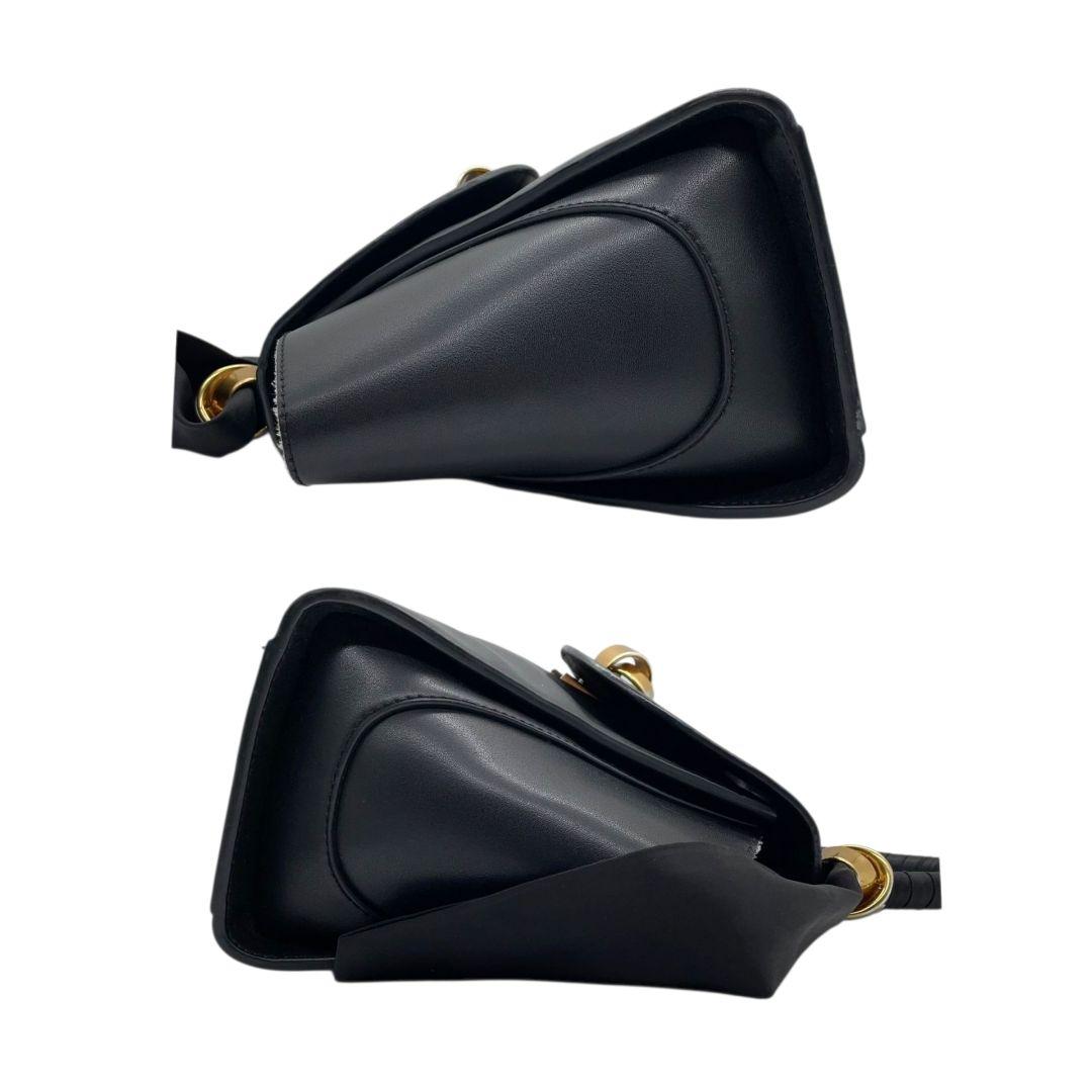 美品 チャールズアンドキース ハンドバッグ 黒 フラップ 2way 斜め掛け可 T4 ショルダーバッグ トートバッグ CHARLES & KEITH レザー 本革 ロゴ ゴールド金具 自立可 ブラック