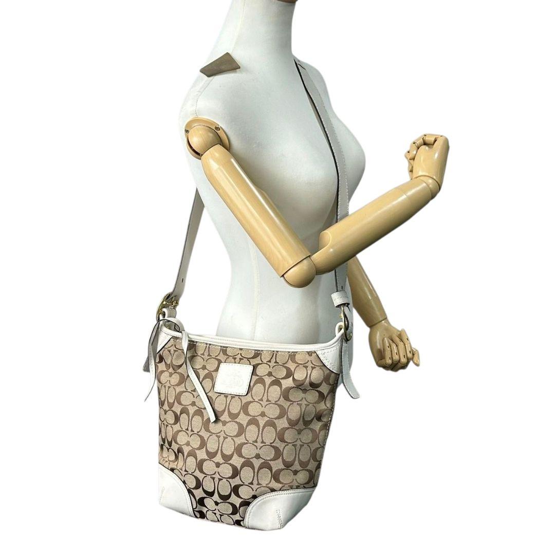 コーチ ショルダーバッグ 茶 白 シグネチャー ホーボー ワンショル s96 12390 自立可 斜め掛け可 ブラウン ホワイト ゴールド金具 ロゴプレート レザー 本革 COACH