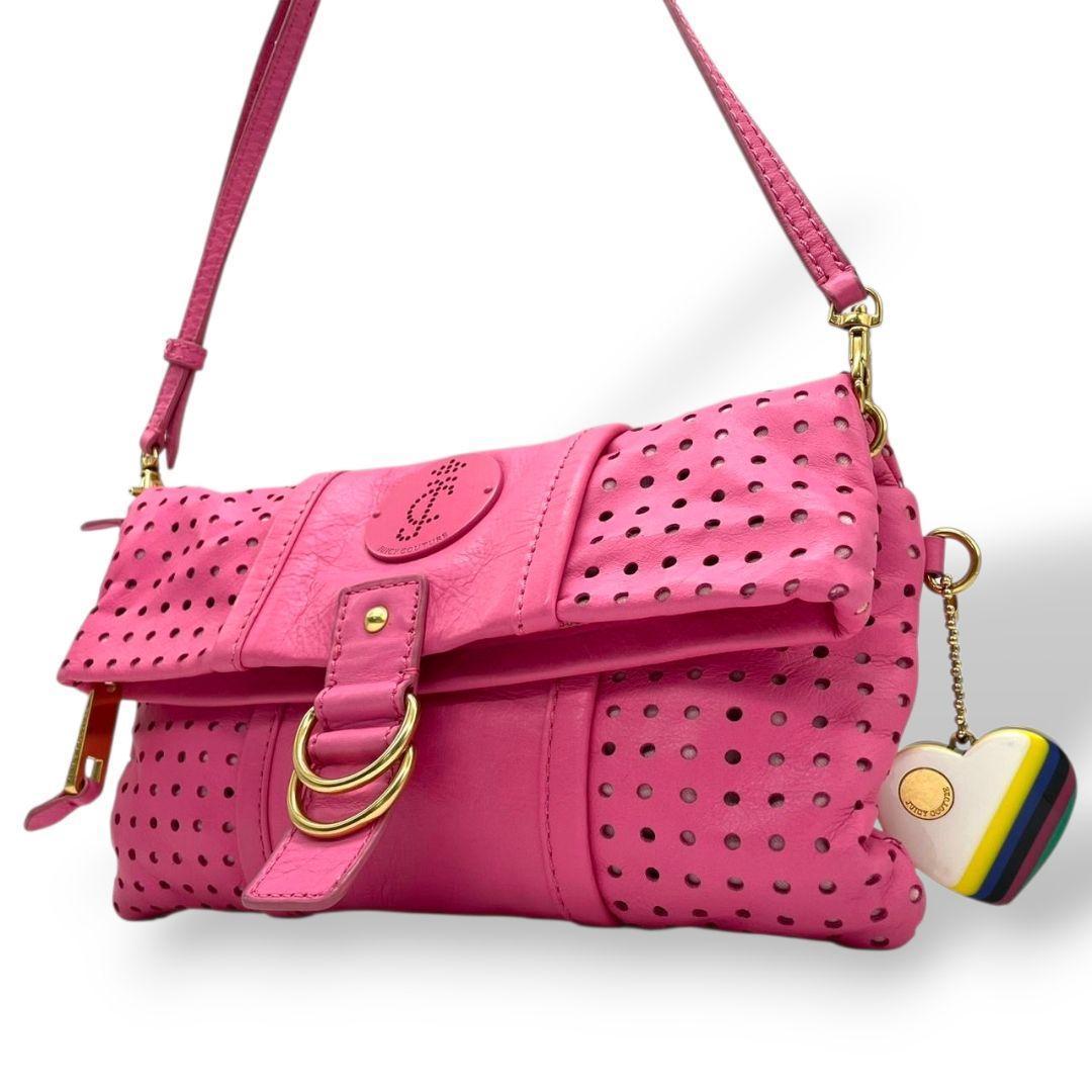 ジューシークチュール ショルダーバッグ ピンク パンチング レザー U1 本革 斜め掛け可 JUICY COUTURE ロゴプレート ロゴチャーム ゴールド金具 オシャレ