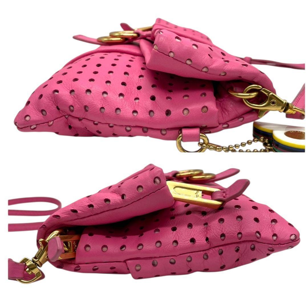 ジューシークチュール ショルダーバッグ ピンク パンチング レザー U1 本革 斜め掛け可 JUICY COUTURE ロゴプレート ロゴチャーム ゴールド金具 オシャレ