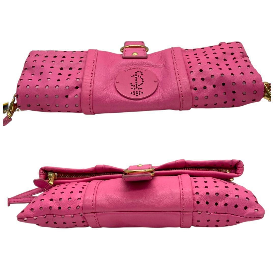 ジューシークチュール ショルダーバッグ ピンク パンチング レザー U1 本革 斜め掛け可 JUICY COUTURE ロゴプレート ロゴチャーム ゴールド金具 オシャレ