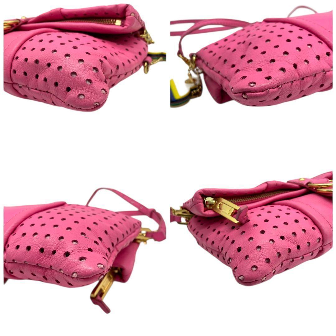 ジューシークチュール ショルダーバッグ ピンク パンチング レザー U1 本革 斜め掛け可 JUICY COUTURE ロゴプレート ロゴチャーム ゴールド金具 オシャレ