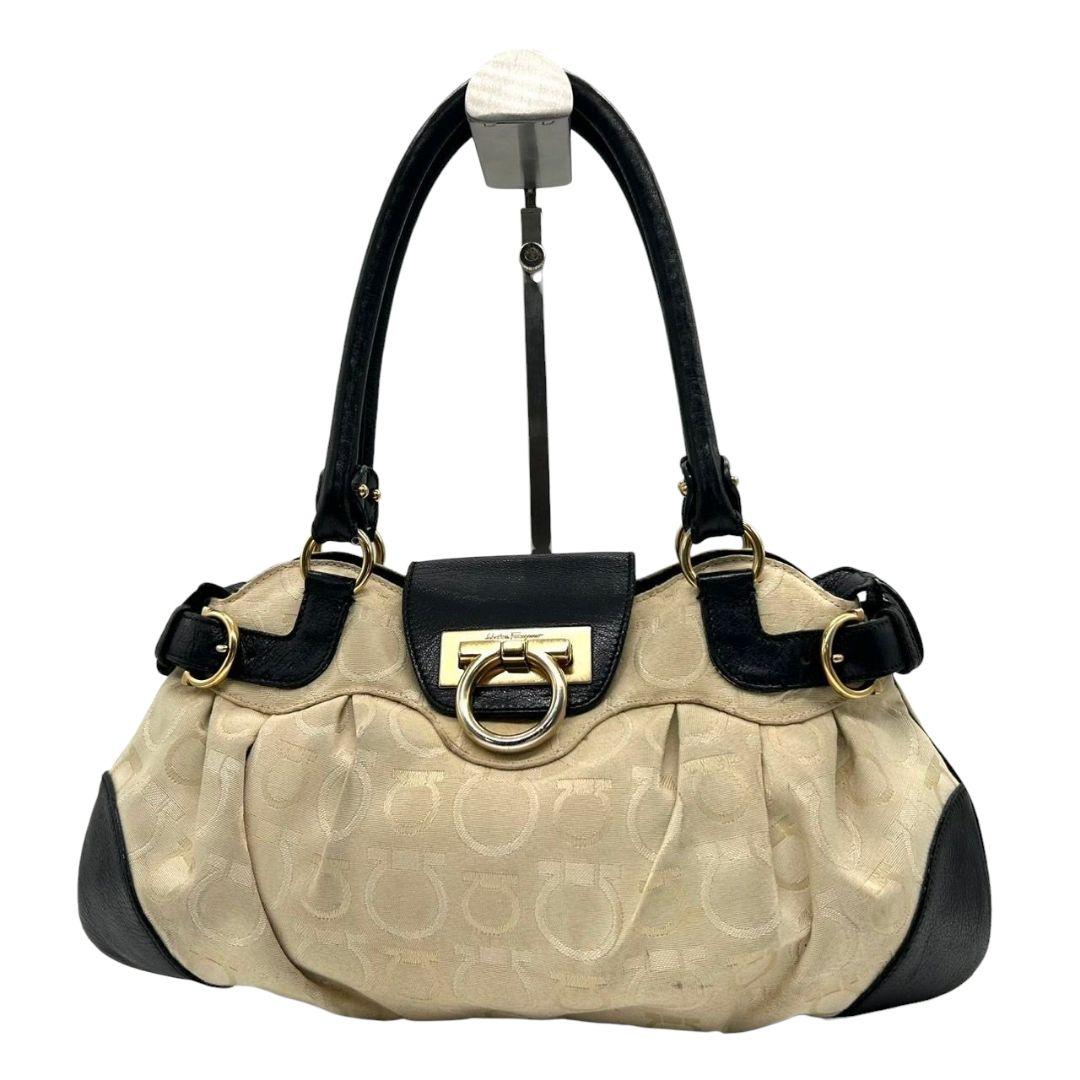 フェラガモ Salvatore Ferragamo ハンドバッグ ガンチーニ ベージュ×黒 キャンバス レザー ワンショルダー トートバッグ 肩掛け可 ゴールド金具 AU-21/6326　s49