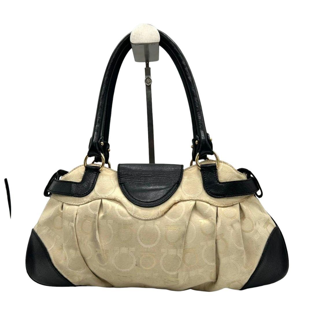 フェラガモ Salvatore Ferragamo ハンドバッグ ガンチーニ ベージュ×黒 キャンバス レザー ワンショルダー トートバッグ 肩掛け可 ゴールド金具 AU-21/6326　s49