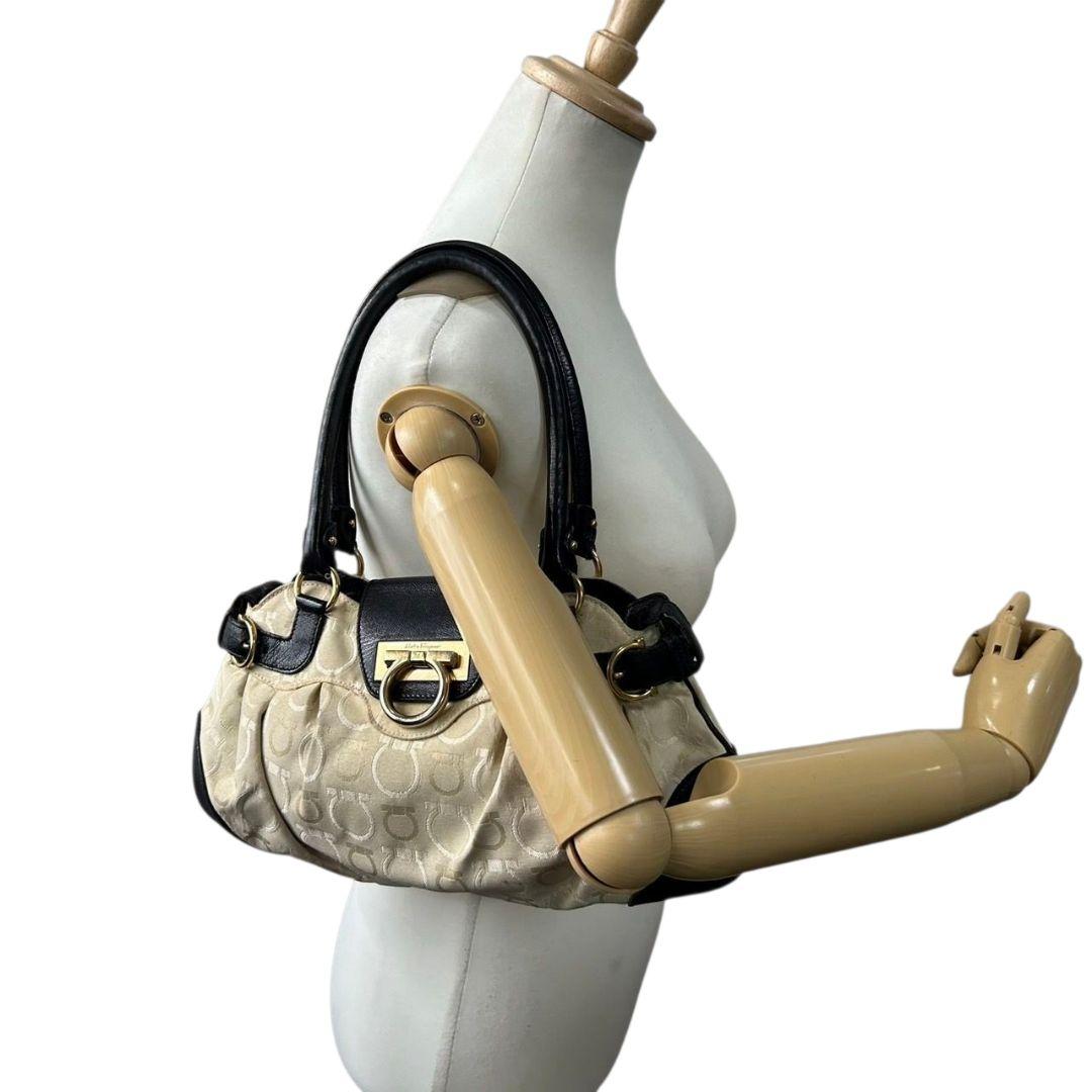 フェラガモ Salvatore Ferragamo ハンドバッグ ガンチーニ ベージュ×黒 キャンバス レザー ワンショルダー トートバッグ 肩掛け可 ゴールド金具 AU-21/6326　s49