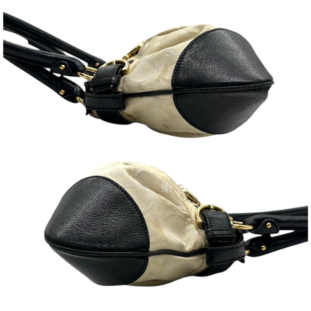 フェラガモ Salvatore Ferragamo ハンドバッグ ガンチーニ ベージュ×黒 キャンバス レザー ワンショルダー トートバッグ 肩掛け可 ゴールド金具 AU-21/6326　s49