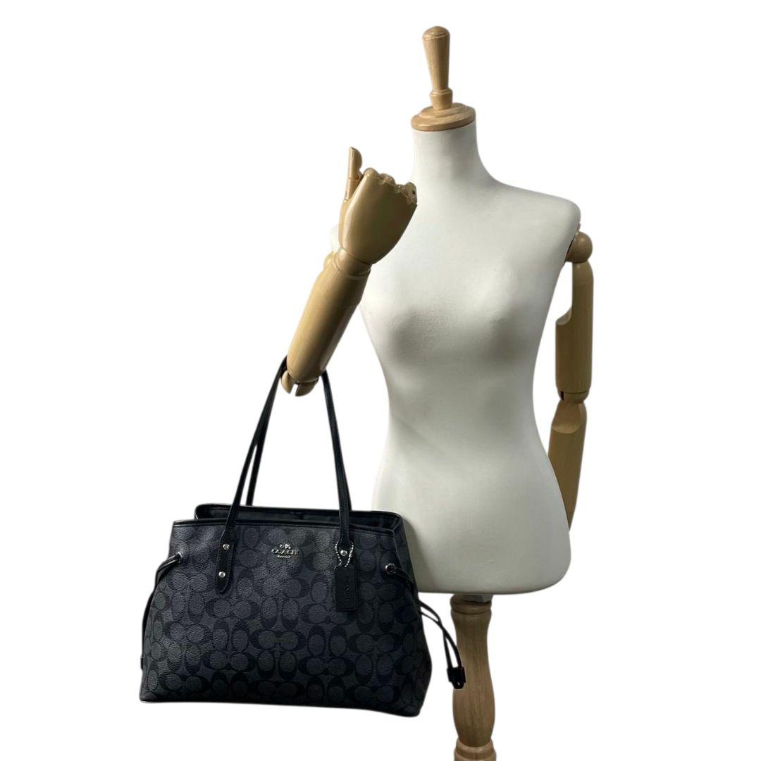 コーチ　トートバッグ　ブラック　シグネチャー　巾着　ワンショルダー　PVC　ハンドバッグ　肩掛け可　肩かけ可　ロゴタグ　シルバー金具　ロゴ　COACH　F57842　オシャレ　本物保証　鑑定済　スピード発送