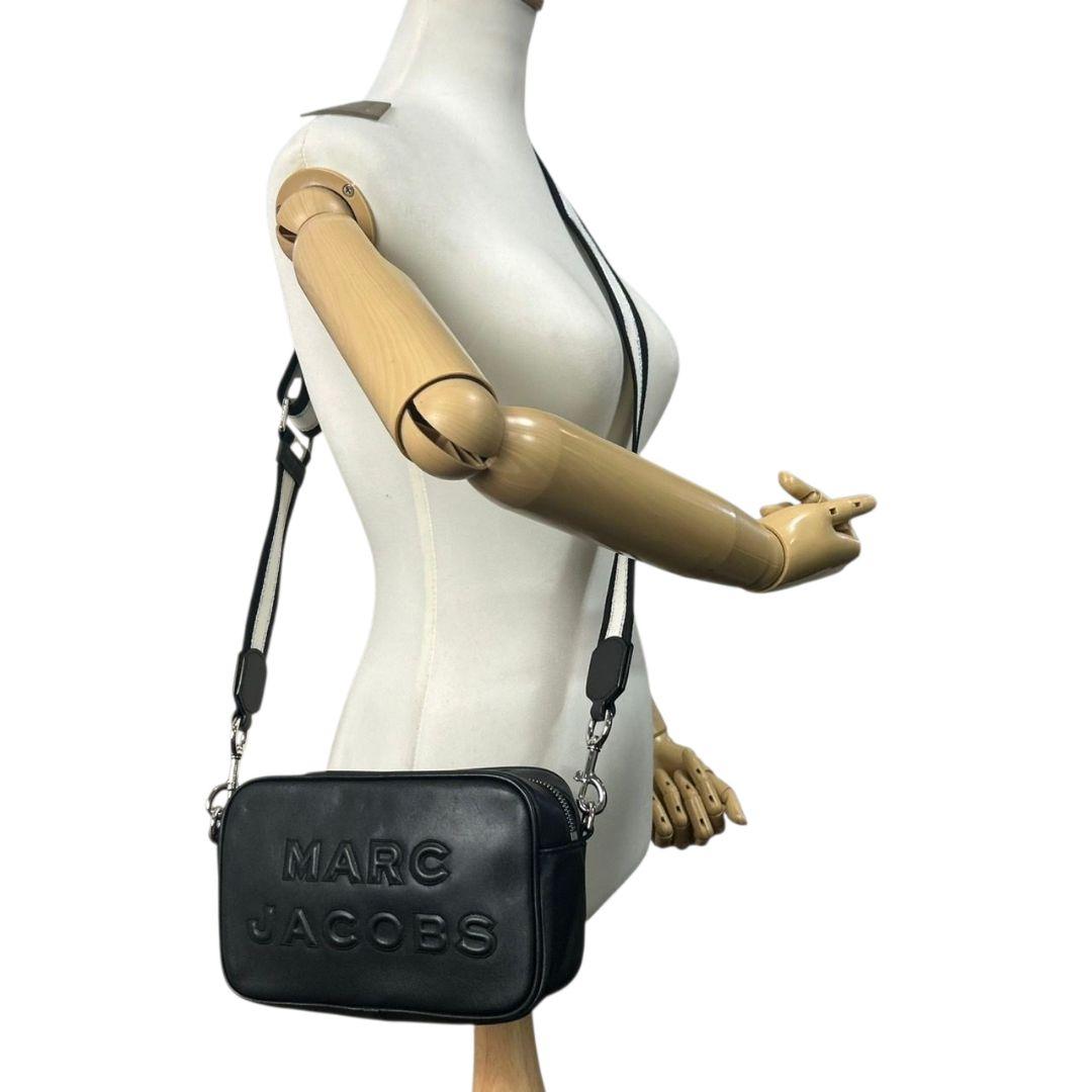 美品 マークジェイコブス MARC JACOBS ショルダーバッグ ロゴ ブラック 黒 レザー 本革 斜め掛け可 シルバー金具 ロゴプレート ブランドロゴ E6