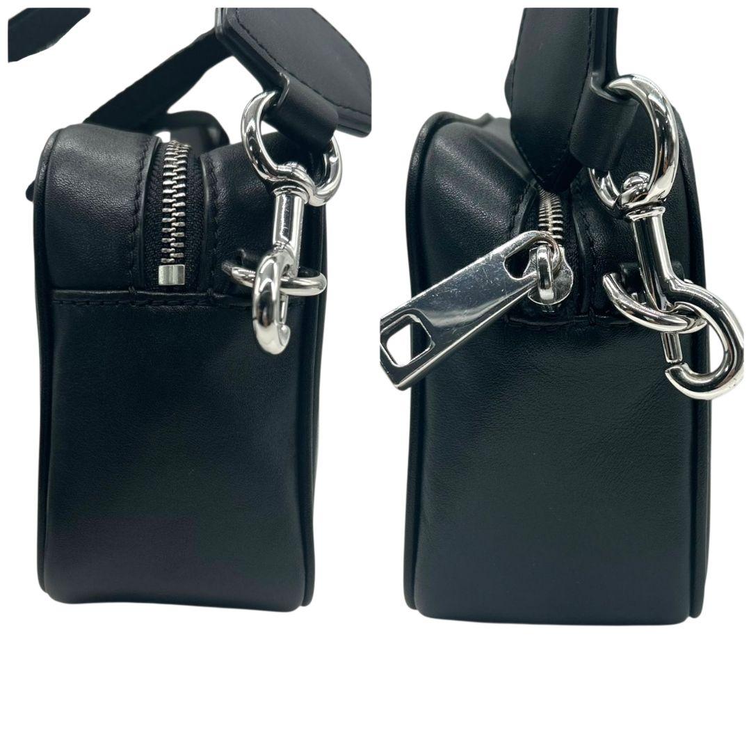 美品 マークジェイコブス MARC JACOBS ショルダーバッグ ロゴ ブラック 黒 レザー 本革 斜め掛け可 シルバー金具 ロゴプレート ブランドロゴ E6