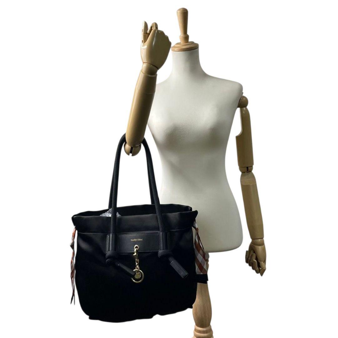 シーバイクロエ トートバッグ 黒 ロゴ チャーム キャンバス ワンショルダー u17 A4収納 ハンドバッグ 肩掛け可 肩かけ可 ブラック ゴールド金具 スカーフ レザー SeeByChloe