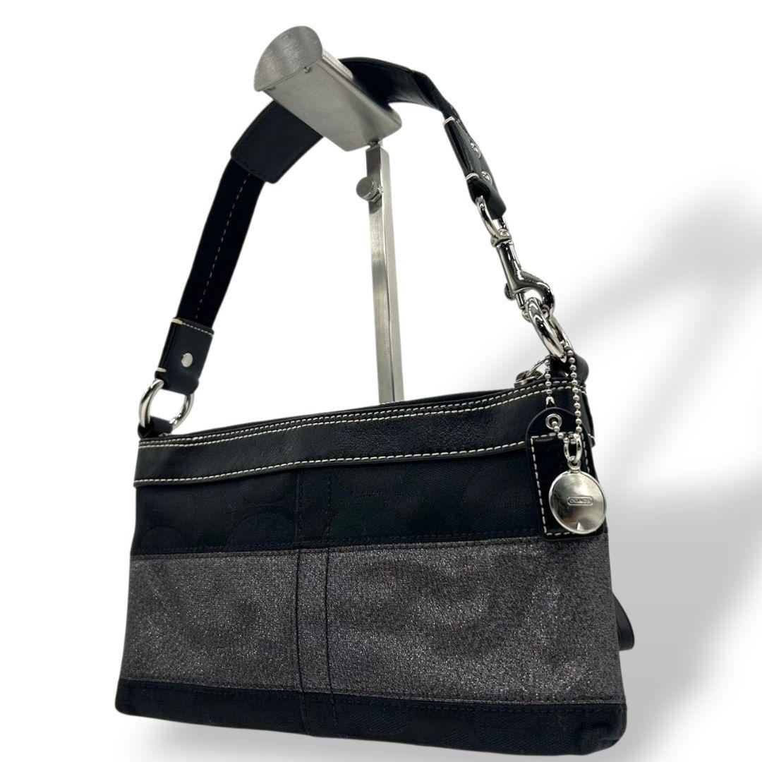 美品 コーチ ハンドバッグ ブラック 黒 グレー シグネチャー ワンショルダー キャンバス レザー アクセサリーポーチ 肩掛け可 肩かけ可 シルバー金具 チャーム付き 10120 s33 COACH 上品