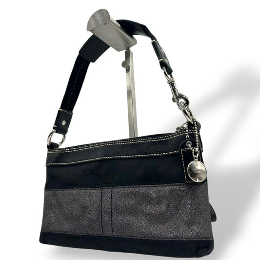 美品 コーチ ハンドバッグ ブラック 黒 グレー シグネチャー ワンショルダー キャンバス レザー アクセサリーポーチ 肩掛け可 肩かけ可 シルバー金具 チャーム付き 10120 s33 COACH 上品