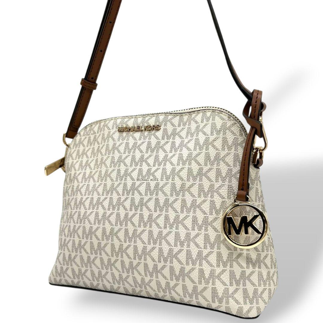 美品　マイケルコース　ショルダーバッグ　白　モノグラム　斜め掛け可　s15　PVC　レザー　本革　ホワイト　ブラウン　自立可　ゴールド金具　ロゴ　チャーム付き