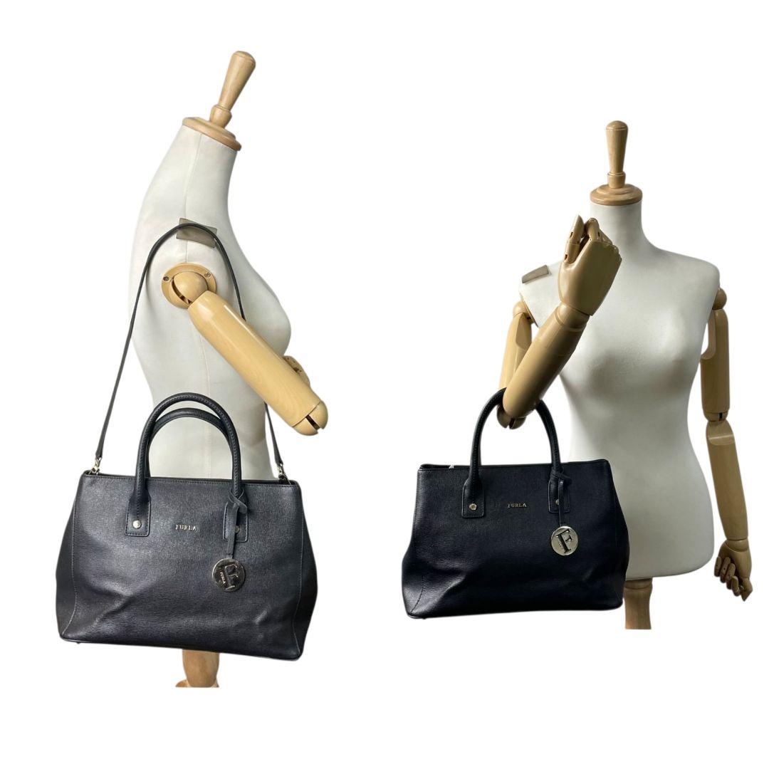 フルラ トートバッグ ブラック 2way レザー ショルダーバッグ ハンドバッグ 本革 ロゴチャーム ロゴプレート ゴールド金具 FURLA