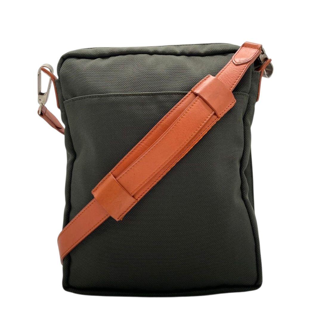 ハンティングワールド ショルダーバッグ 緑 グリーン 茶 ブラウン キャンバス レザー 本革 斜め掛け可 A4収納 ロゴタグ HUNTING WORLD オシャレ 本物保証 鑑定済 スピード発送
