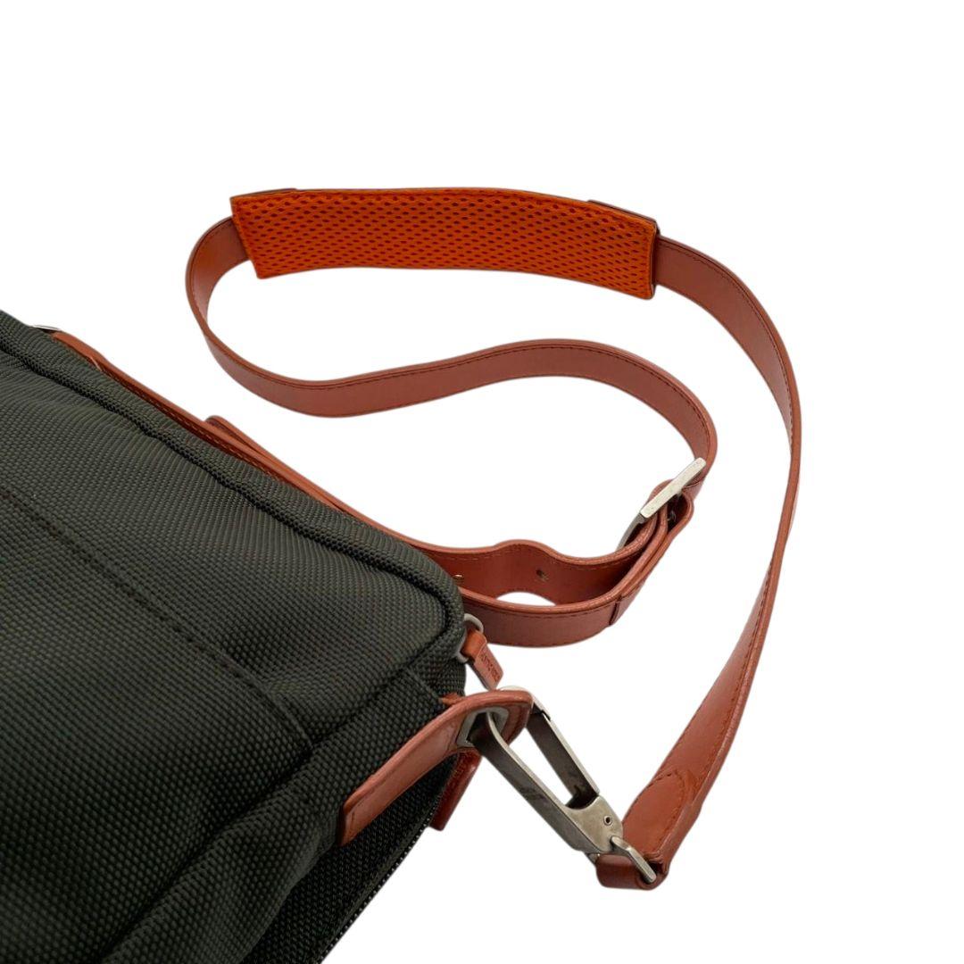 ハンティングワールド ショルダーバッグ 緑 グリーン 茶 ブラウン キャンバス レザー 本革 斜め掛け可 A4収納 ロゴタグ HUNTING WORLD オシャレ 本物保証 鑑定済 スピード発送