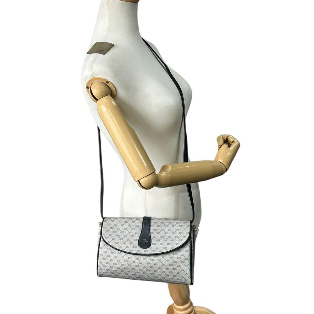 GUCCI グッチ ショルダーバッグ マイクロGG ネイビー 紺 PVC レザー フラップ 斜め掛け可 ゴールド金具 ロゴプレート クレストロゴ ヴィンテージ