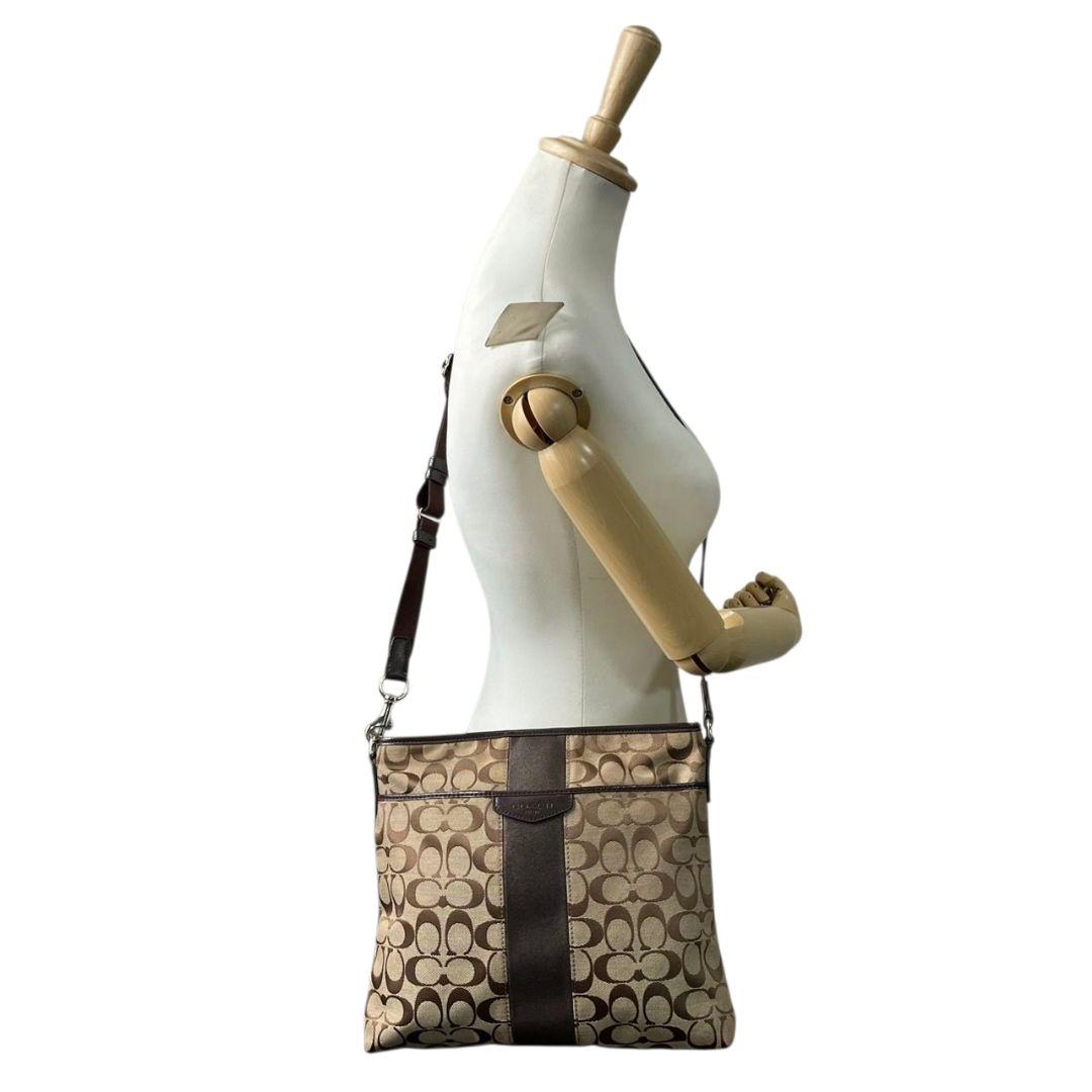 コーチ　ショルダーバッグ　茶　シグネチャー　斜め掛け可　A4収納　T7　COACH　キャンバス　レザー　本革　シルバー金具　F28502　ブラウン