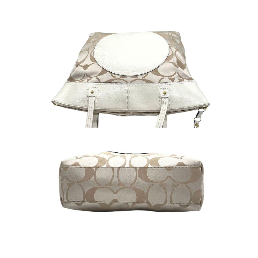 コーチ トートバッグ 白 シグネチャー ワンショルダー キャンバス s14 ハンドバッグ 肩掛け可 A4収納 本革 アイボリー パテントレザー ゴールド金具 F18335